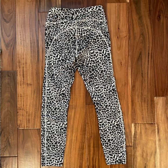 Outdoor Voices TechSweat™ Flex 7/8 Legging in Snow Leopard - Small - Picture 4 of 5